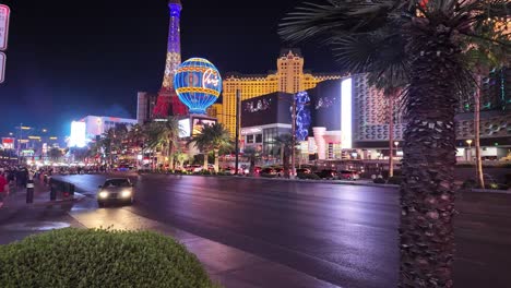 Lebendige-Nachtszene-Auf-Dem-Las-Vegas-Strip-Mit-Paris-Las-Vegas-Und-Geschäftigem-Verkehr