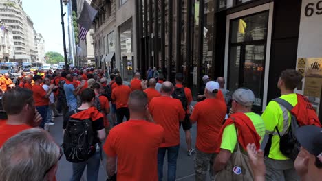 Una-Vista-A-Nivel-De-Calle-De-Hombres-Protestando-Frente-A-La-Tienda-Burberry-En-La-Quinta-Avenida-En-Un-Día-Soleado.