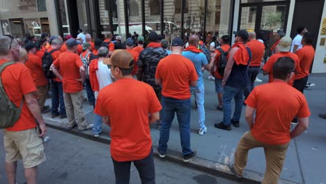 Una-Vista-A-Nivel-De-Calle-De-Hombres-Protestando-Frente-A-Burberry-En-La-Quinta-Avenida-En-Un-Día-Soleado