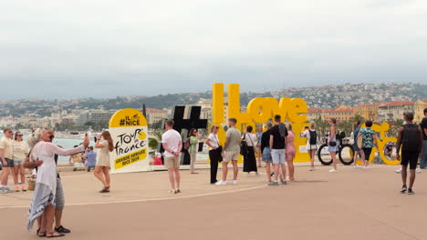 Touristen-Beim-Hashtag-„I-Love-Nice“-Zeichen-Für-Die-Tour-De-France-2024