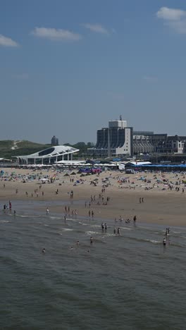 Sommerzeit-Am-Nordseestrand-Mit-Schwimmern-Und-Surfern,-Die-Das-Kalte-Und-Erfrischende-Wasser-Genießen