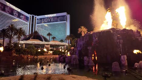 Dramatische-Nächtliche-Vulkanshow-Mit-Feuer-Und-Wasser-Im-Mirage-In-Las-Vegas