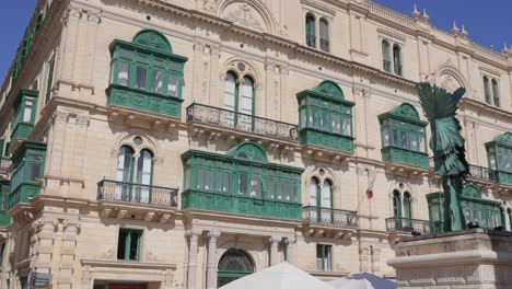 The-traditional-oriel-windows-in-Valletta,-Malta,-overlook-a-building-on-a-sunny-day,-highlighting-the-unique-architectural-charm-and-heritage