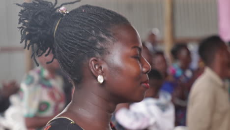 Nahaufnahme-Einer-Afrikanischen-Frau,-Die-Bei-Einem-Gottesdienst-In-Uganda,-Afrika,-Singt-Und-Tanzt