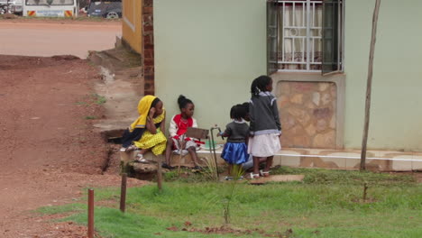 Niños-Africanos-Jóvenes-Hablando-Afuera-De-Una-Casa-En-Kampala,-Uganda