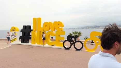 La-Gente-Toma-Fotografías-En-El-Me-Encantan-Las-Letras-Bonitas-Para-El-Tour-De-Francia.