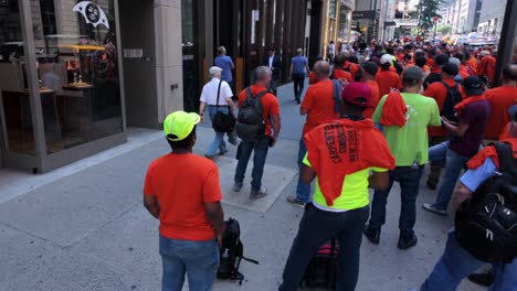 Blick-Auf-Die-Straße-Von-Protestierenden-Männern-Vor-Burberry-Auf-Der-Fifth-Avenue-An-Einem-Sonnigen-Tag