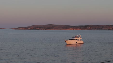 Un-Barco-Flota-En-Las-Tranquilas-Aguas-Del-Mar-Del-Puerto-De-Gozo,-Malta,-Que-Encarna-La-Serenidad,-El-Encanto-Marítimo-Y-La-Pacífica-Vida-Costera