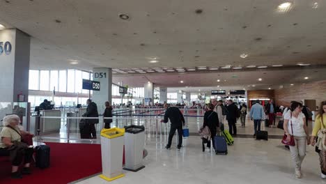 Reisende-Stehen-Am-Terminal-2-Des-Flughafens-Charles-De-Gaulle-In-Paris,-Frankreich,-Für-Das-Flugsteig-Von-Air-Baltic-An.