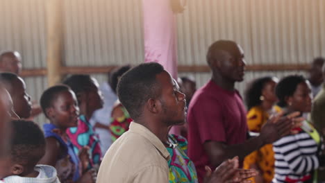 Gente-Negra-Africana-Bailando-Y-Cantando-Aplaudiendo-Todos-Juntos-En-Una-Aldea-Rural-Pobre,-Retrato-De-Cerca