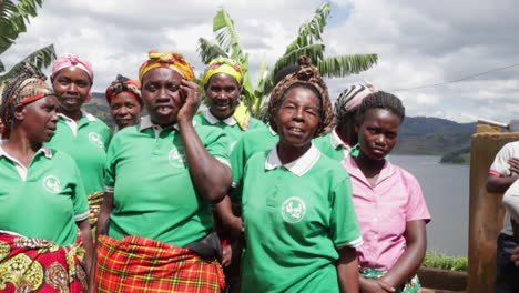 Gruppe-Schwarzer-Afrikanerinnen-In-Traditioneller-Kleidung-Versammelt-Sich-Unter-Einem-Bananenbaum-In-Einem-Abgelegenen-Armen-Dorf