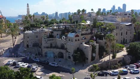 Edificio-Del-Museo-Ilana-Goor-En-La-Antigua-Jaffa-Con-El-Telón-De-Fondo-De-La-Ciudad-Moderna