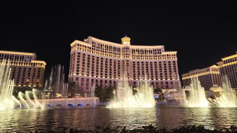 Spektakuläre-Nachtansicht-Des-Bellagio-Hotels-Mit-Seinen-Berühmten-Tanzenden-Fontänen-In-Las-Vegas