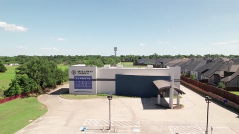 Imágenes-Aéreas-De-La-Iglesia-Bridgeway-En-Copper-Cayon,-Texas.