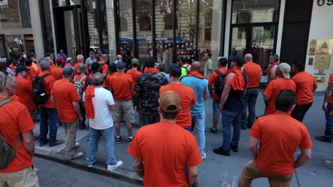 Una-Vista-De-La-Calle-De-Hombres-Protestando-Frente-A-La-Tienda-Burberry-En-La-Quinta-Avenida-En-Un-Día-Soleado.