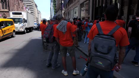 Blick-Auf-Die-Straße-Von-Protestierenden-Männern-Vor-Burberry-Auf-Der-Fifth-Avenue-An-Einem-Sonnigen-Tag