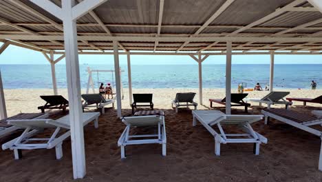 Una-Vista-Relajante-De-Las-Tumbonas-De-Playa-Bajo-Un-Dosel-En-Un-Día-Soleado-En-Crimea.