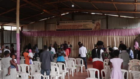 Los-Negros-Africanos-Se-Reúnen-En-La-Iglesia-Cristiana-Bailando-Y-Cantando.