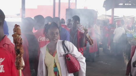 Gente-Cocinando-Carne-En-El-Mercado-De-La-Ciudad-De-Kampala,-Uganda.