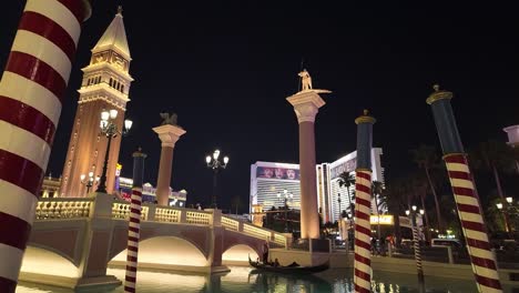 Beleuchtete-Architektur-Im-Venezianischen-Stil-Und-Gondel-In-Der-Nacht-Auf-Dem-Las-Vegas-Strip,-Usa