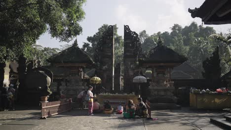 Menschen-Bei-Der-Eröffnungszeremonie-Des-Berühmten-Pura-Tirta-Empul-Tempels-An-Der-Vorderseite-Des-Eingangstors-In-Der-Nähe-Von-Ubud-Auf-Bali,-Indonesien