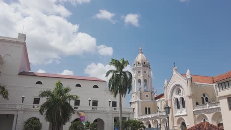 Historic-Saint-Francis-of-Assisi-church-and-colonial-buildings-in-Casco-Viejo,-Panama-City-on-a-sunny-day