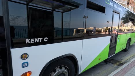 La-Llegada-De-Un-Autobús-De-Transporte-Público-A-La-Estación-De-Autobuses-De-La-Valeta,-Malta,-Destaca-La-Eficiencia-Y-Conectividad-Del-Transporte-Urbano.