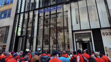 Blick-Auf-Die-Straße-Von-Protestierenden-Männern-Vor-Burberry-Auf-Der-Fifth-Avenue-An-Einem-Sonnigen-Tag