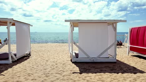 Entspannende-Strandhütten-Auf-Der-Krim-Mit-Blick-Auf-Das-Meer-Und-Den-Blauen-Himmel