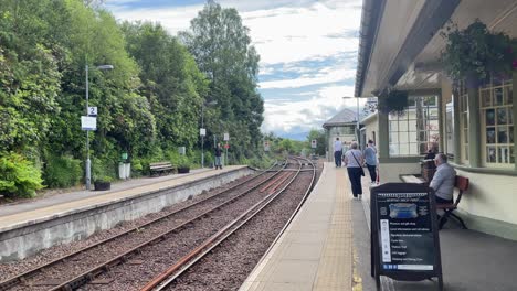 El-Histórico-Tren-De-Vapor-Jacobita-Hogwarts-Express-Llega-A-La-Estación,-Escocia