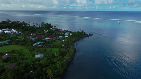 Teahupoo-Tahiti-Paris-2024-Surfen-Sommerolympiade-Veranstaltungsort-Französisch-Polynesien-Luftdrohne-Sonniger-Morgen-Punkt-Faremahora-Küstenlinie-Korallenriff-Kanal-Brandung-Welle-Richter-Turm-Boot-Blauer-Himmel-Kreis-Links