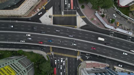 Draufsicht-Des-Verkehrs-Auf-Der-Kuala-Lumpur-Expressway-Tagsüber-In-Malaysia