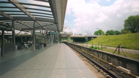 La-Moderna-Plataforma-De-Metro-Noorderpark,-Parte-De-La-Nueva-Línea-Noord-Zuid-En-Amsterdam,-Arquitectura-Elegante-Y-Diseño-Eficiente,-Que-Refleja-El-Sistema-De-Transporte-Contemporáneo-De-La-Ciudad.