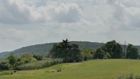 Malerische-Toskanische-Landschaft-Mit-üppigen-Grünen-Hügeln-Und-Klarem-Himmel