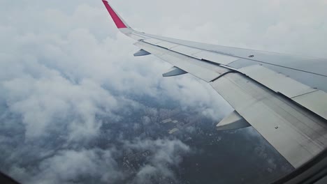 Vista-Aérea-En-ángulo-Alto-Desde-Un-Avión,-Muestra-Los-Extensos-Suburbios-De-Mumbai