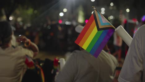 Nehmen-Sie-An-Der-Pride-Parade-Teil-Und-Halten-Sie-Während-Der-Parade-Und-Feier-Die-Pride-Flagge-Hoch