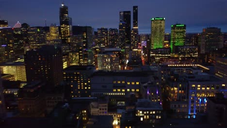 Centro-De-Montreal-Con-Rascacielos-Por-La-Noche,-Quebec,-Canadá,-Antena