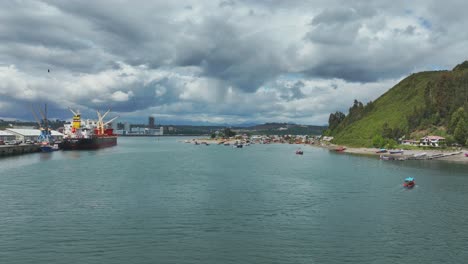 Drohnenaufnahme-Des-Hafens,-Des-Kanals,-Der-Boote-Und-Des-Schiffes-Von-Puerto-Montt-Im-Frachtterminal,-Chile