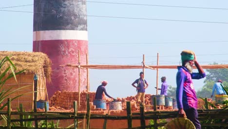 Grupo-De-Albañiles-Construyendo-Con-Ladrillos-En-Una-Zona-Rural-Pobre-De-La-India