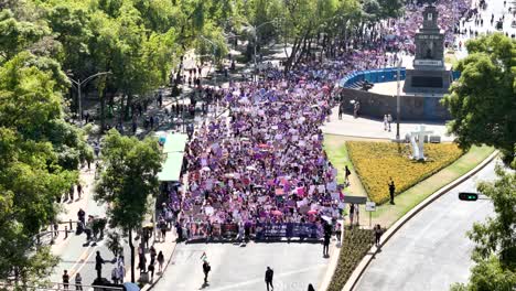 Toma-De-Drone-De-Una-Manifestación-Pública-De-Mujeres-En-El-Centro-De-La-Ciudad-De-México.