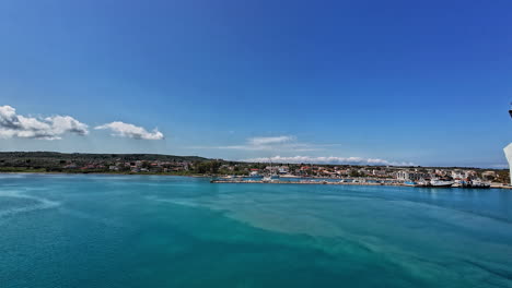 Port-of-Killini-in-Zakhyntos-island-on-sunny-day,-motion-view