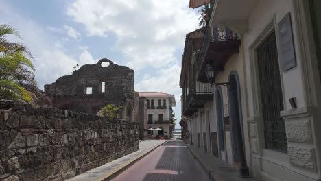 Street-view-of-Casco-Viejo,-Panama-City,-featuring-historic-buildings-and-Convento-de-Santo-Domingo-ruins