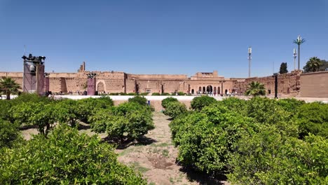 Marrakech,-Famoso-Escenario-De-Películas-De-Marruecos,-Plantación-De-árboles-De-Argán-Interior-Del-Palacio-Badi