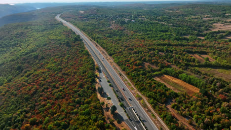 Vista-Aérea-De-Una-Carretera-En-Medio-De-Una-Sequía-Con-Riesgo-De-Incendio-Forestal-En-La-Naturaleza-Mediterránea