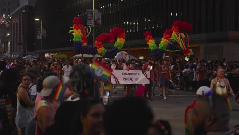 Teilnehmer-Der-Pride-Parade-Tragen-Luftballons-Mit-Der-Aufschrift-„Love“-Während-Der-Pride-Parade-Und-Feier-In-Houston,-Texas