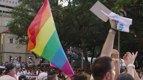 Große-Pride-Flagge-Auf-Dem-Display-Bei-Der-Pride-Parade-In-Der-Innenstadt-Von-Houston,-Texas