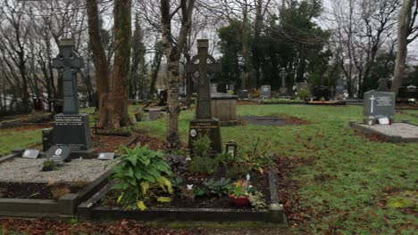 Pan-shot-of-quiet-Menlo-graveyard-on-a-grey-day