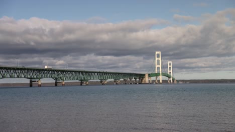 Video-De-Lapso-De-Tiempo-Del-Puente-Mackinac-En-El-Estrecho-De-Mackinac-En-Michigan-Con-Vehículos-Conduciendo-Y-Nubes-Moviéndose