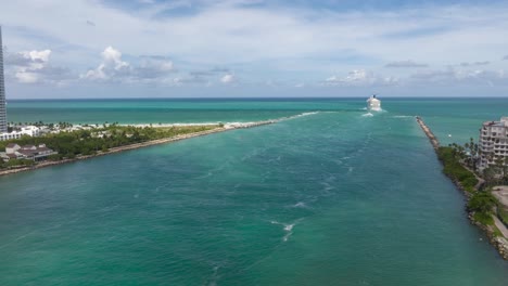 Crucero-Carnival-Zarpando-Del-Puerto-De-Miami