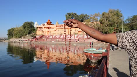 Heilige-Rudraksha-Samengirlande-Mit-Unberührtem-Heiligem-Shipra-Fluss-Und-Altem-Tempel-Am-Morgen.-Das-Video-Wurde-Am-Shipra-Fluss-In-Ujjain-Madhya-Pradesh,-Indien,-Am-09.-März-2024-Aufgenommen.